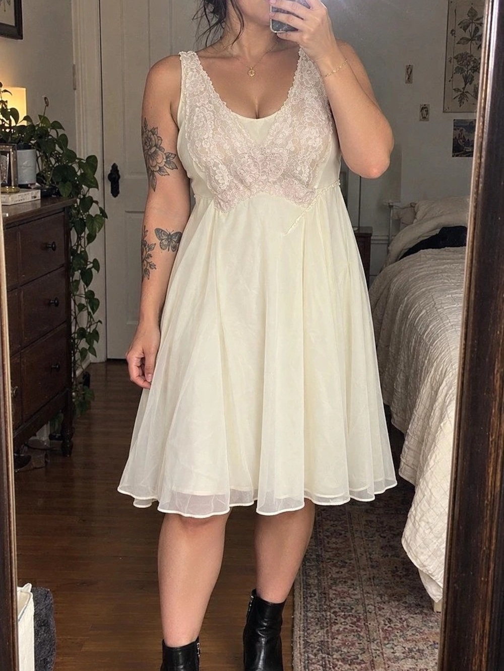 Vintage Lace Mini Dress in Cream Size Medium